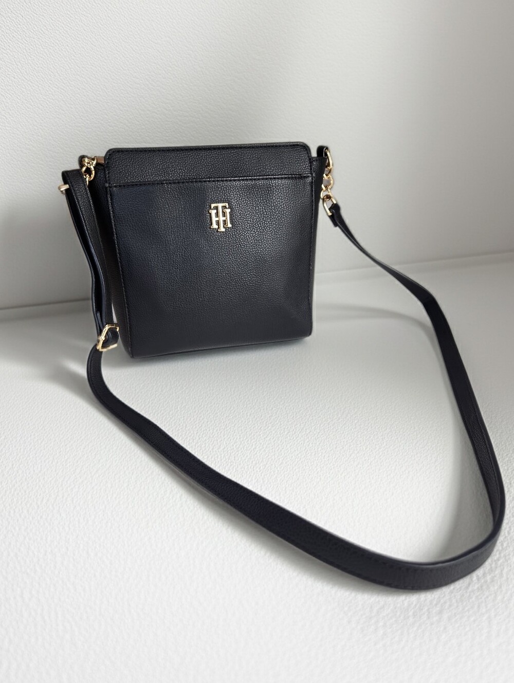 Tommy Hilfiger Black Monogram Crossbody Bag Zip Top Gold Logo Detachable Strap